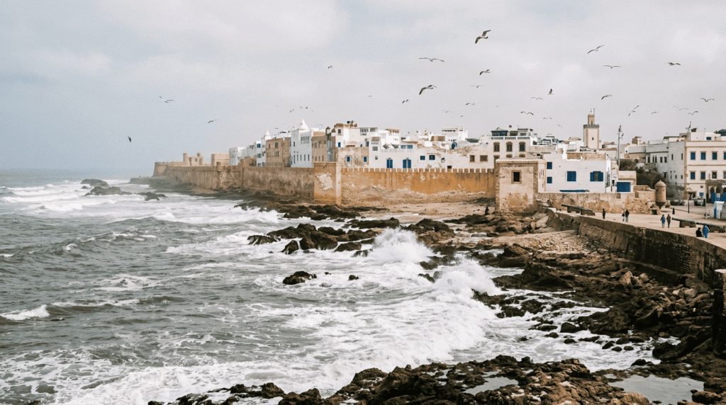 Essaouira Maroc – médina aux murs blancs et bleus face à l’océan Atlantique