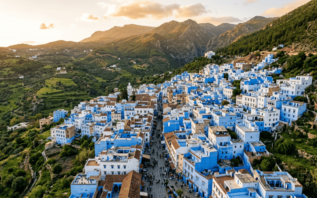 Vue panoramique de Chefchaouen, la ville bleue du Maroc, avec ses ruelles peintes en bleu dans les montagnes du Rif